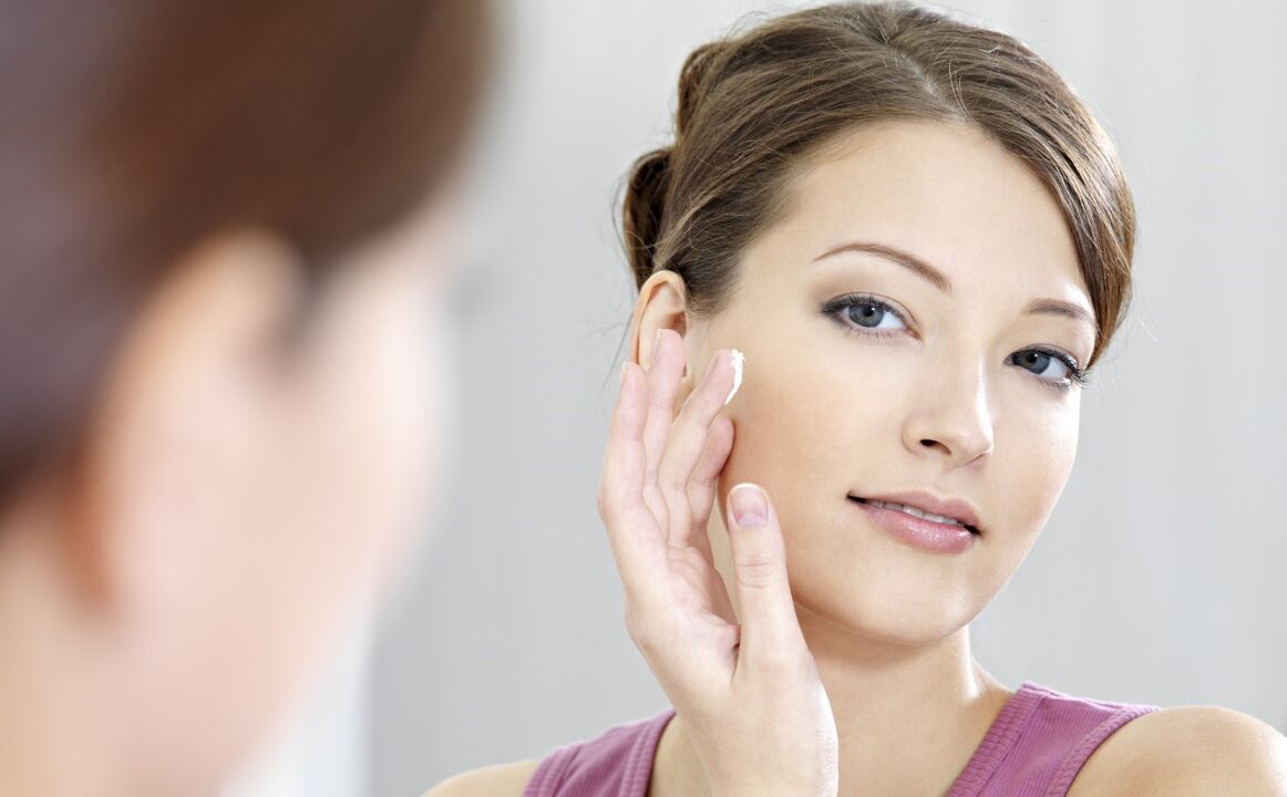 нанесение крема для омоложения кожи лица